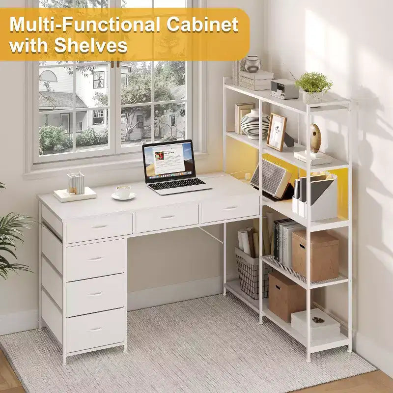 Bureau d'ordinateur moderne en L
