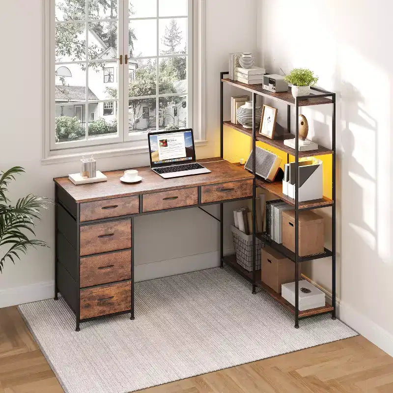 Bureau d'ordinateur moderne en L