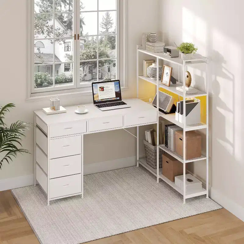 Bureau d'ordinateur moderne en L