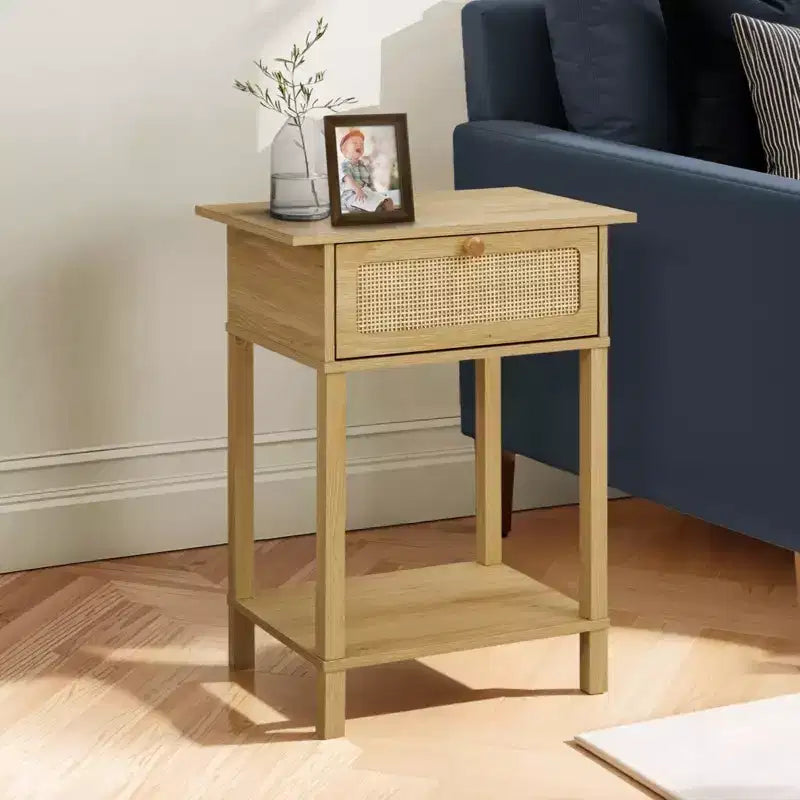 Table de chevet en bois de ferme et rotin